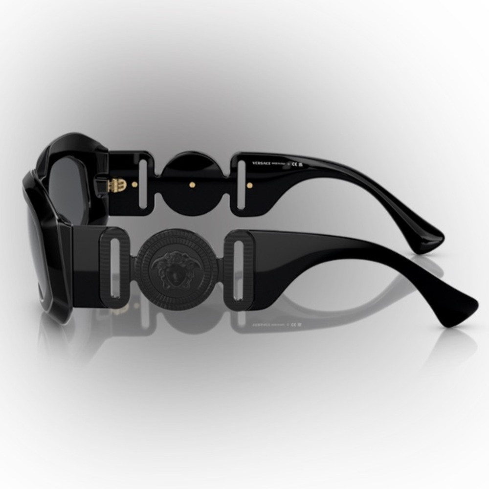 This is a pair of black Versace Medusa Biggie Néw